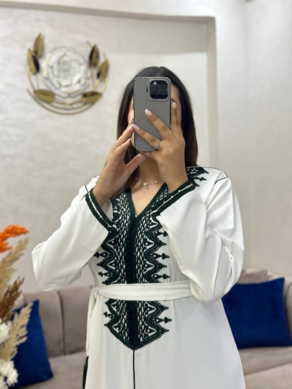 قفطان حريري بقصّة عصرية